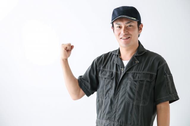 徳島で車コーティング（DCC）を行う作業服の男性